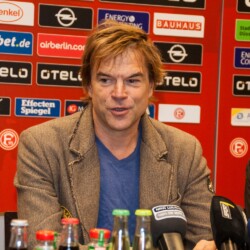 Die Toten Hosen (DTH) werden Ehrenmitglieder des Fußballvereins Fortuna Düsseldorf 1895 (F95)