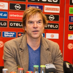 Die Toten Hosen (DTH) werden Ehrenmitglieder des Fußballvereins Fortuna Düsseldorf 1895 (F95)