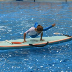 Die amerikanische Yoga-Lehrerin und Gesundheitsexpertin Dashama präsentiert die neue amerikanische Trendsportart: Yoga auf dem SUP-Board.