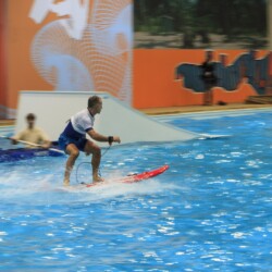 Mit dem Elektro-Surfboard muss man nicht unbedingt nach Hawaii, man kann auch auf dem heimischen Badesee Spaß haben.