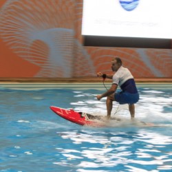 Mit dem Elektro-Surfboard muss man nicht unbedingt nach Hawaii, man kann  auch auf dem heimischen Badesee Spaß haben.