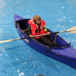 Sicherheit geht vor: Bei der Präsentation des Faltkajaks "Nauti-Beach I" mit einem Packmaß von 80x40x20 cmträgt Noah eine Rettungsweste mit dem Rettungs-Ortungssystem "Seaangel SA14".